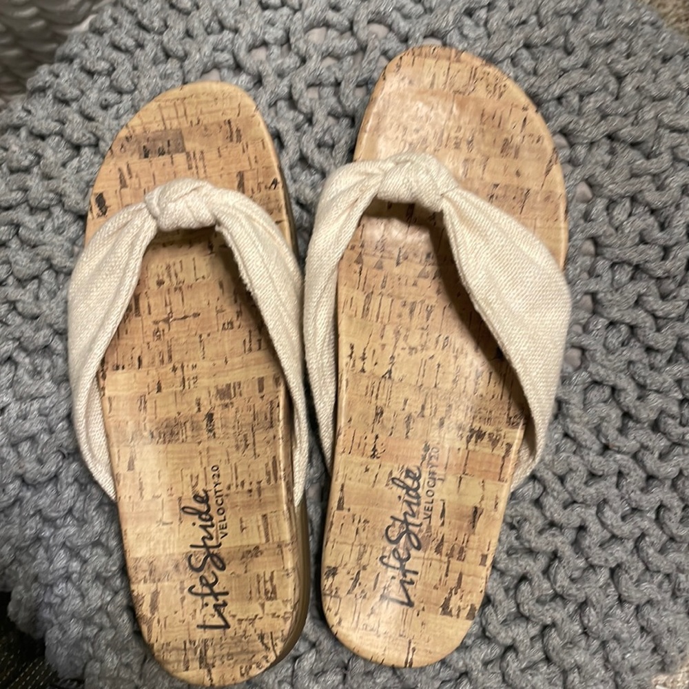 Has good cushion. Very cute dress up sandals